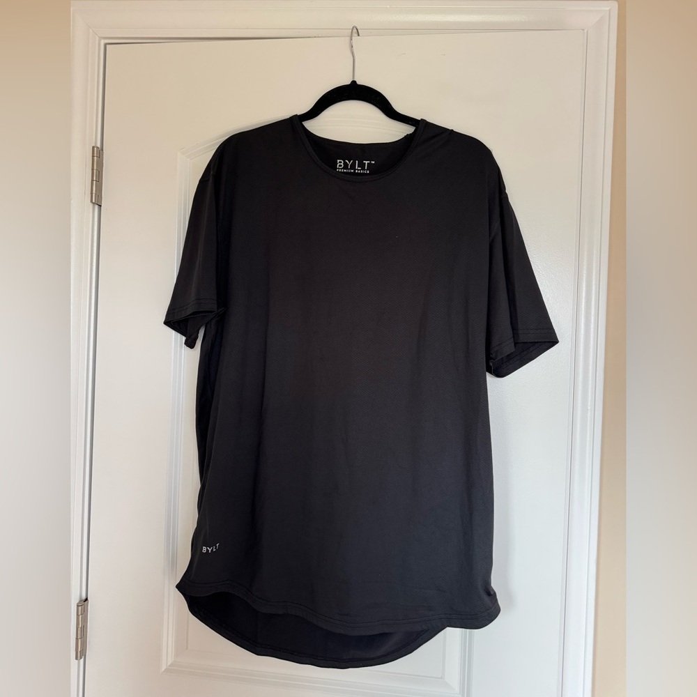 Men’s but basics Bayside Short Sleeve Drop-Cut shirt